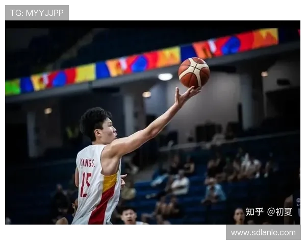 杨瀚森精准三分震撼全场 晃开防守轻松命中侧翼空心三分