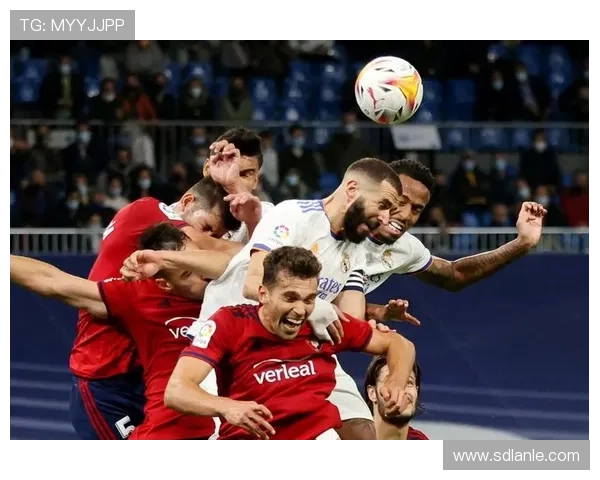 西甲皇马主场力克巴萨扩大领先优势 力挺冠军宝座更加稳固
